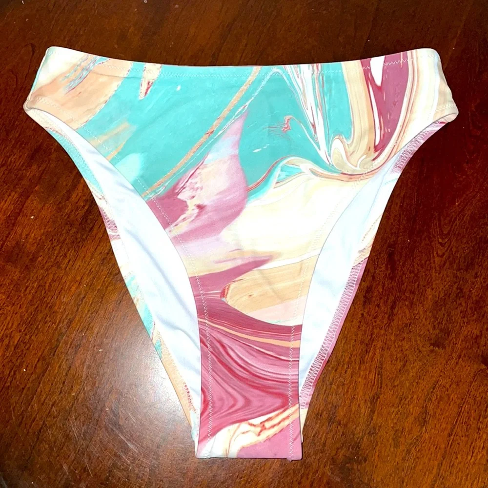 ๐ Cupshe Marble Bikini Bottom - Picture 5 of 17